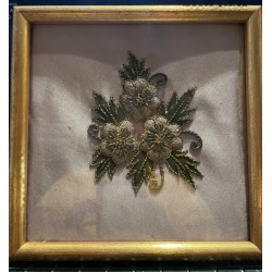 Bordado enmarcado floral en elegante marco dorado
