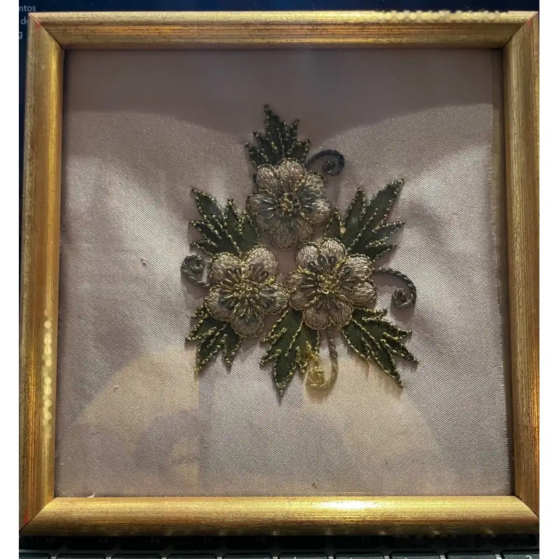 Bordado enmarcado floral en elegante marco dorado Bordado enmarcado floral en elegante marco dorado