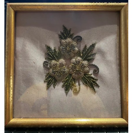 Bordado enmarcado floral en elegante marco dorado