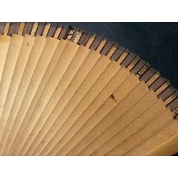 Antiguo abanico de madera pintado a mano con imagen vintage