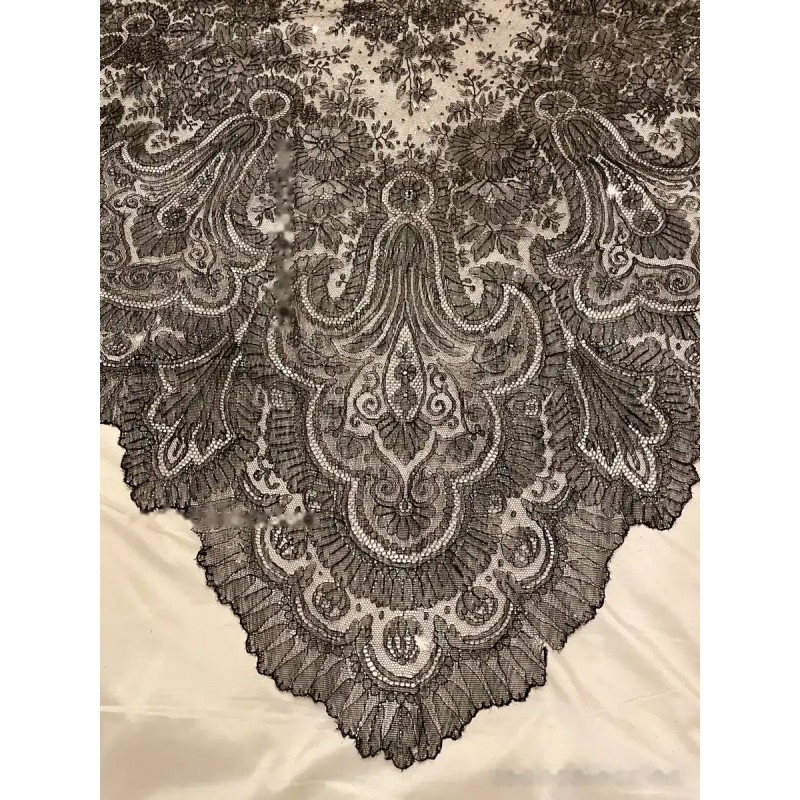 Mantilla Histórica de Cambray - Pieza Textil Delicada del Siglo XIX Mantilla Histórica de Cambray - Pieza Textil Delicada del Siglo XIX
