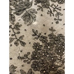 Mantilla Histórica de Cambray - Pieza Textil Delicada del Siglo XIX
