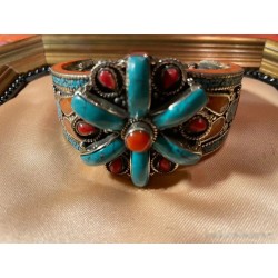 Brazalete Étnico de Plata Tibetana - Joya con Turquesas y Corales