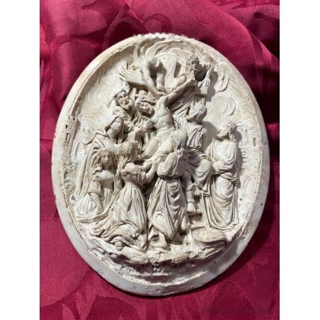 Relieve Escultural Religioso - Escena de la Crucifixión en Espuma de Mar