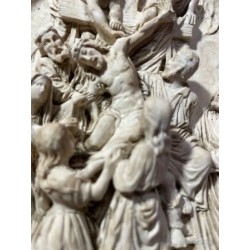 Relieve Escultural Religioso - Escena de la Crucifixión en Espuma de Mar