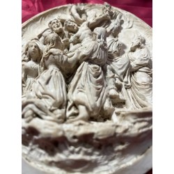 Relieve Escultural Religioso - Escena de la Crucifixión en Espuma de Mar