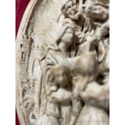Relieve Escultural Religioso - Escena de la Crucifixión en Espuma de Mar