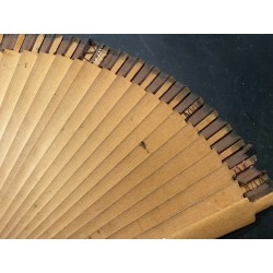 Antiguo abanico de madera pintado a mano con imagen vintage