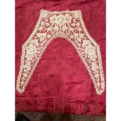 Cuello Vintage de Encaje Elaborado - Pieza Textil de Alta Costura