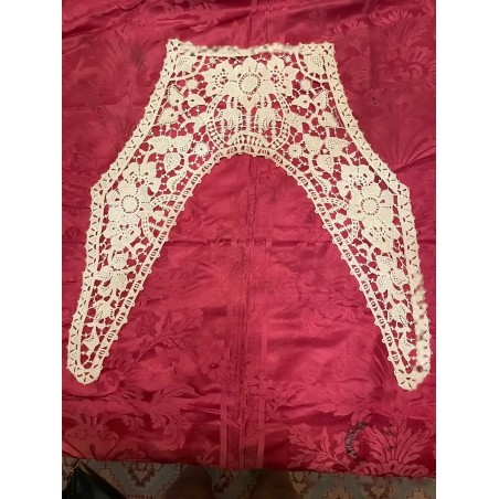 Cuello Vintage de Encaje Elaborado - Pieza Textil de Alta Costura