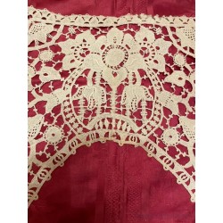 Cuello Vintage de Encaje Elaborado - Pieza Textil de Alta Costura