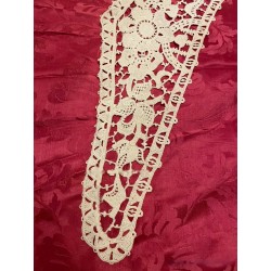 Cuello Vintage de Encaje Elaborado - Pieza Textil de Alta Costura