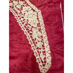 Cuello Vintage de Encaje Elaborado - Pieza Textil de Alta Costura
