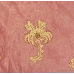 Manto Litúrgico en Seda Rosa con Bordados Dorados - Pieza Textil Religiosa