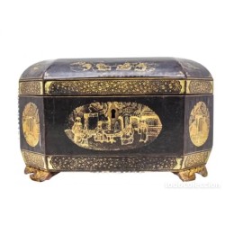 Caja Oriental Lacada - Tesoro Decorativo con Escenas Tradicionales