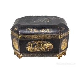 Caja Oriental Lacada - Tesoro Decorativo con Escenas Tradicionales