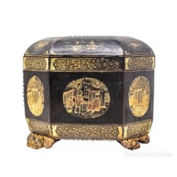 Caja Oriental Lacada - Tesoro Decorativo con Escenas Tradicionales