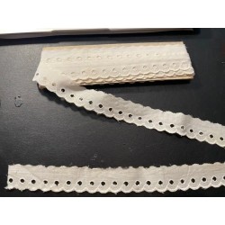 Tiraborda Vintage Blanca - Pieza Textil Artesanal de Costura Histórica