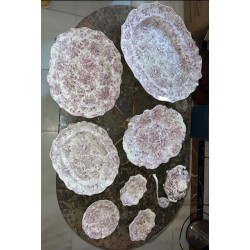 Distintas piezas de Cartuja Pickman una serie muy exclusiva en color malva.