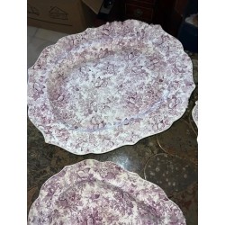 Distintas piezas de Cartuja Pickman una serie muy exclusiva en color malva.