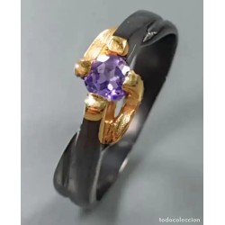 Anillo de Diseño Moderno - Plata Dorada con Amatista Elegante