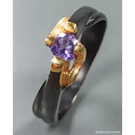 Anillo de Diseño Moderno - Plata Dorada con Amatista Elegante