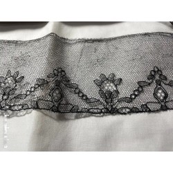 Encaje Vintage Negro - Pieza Textil Delicada de Colección Histórica