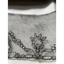 Encaje Vintage Negro - Pieza Textil Delicada de Colección Histórica