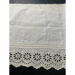 Tiraborda Vintage Blanca - Pieza Textil Artesanal con Bordado Calado
