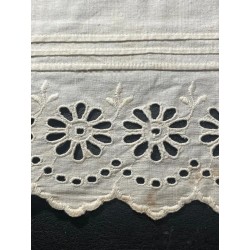 Tiraborda Vintage Blanca - Pieza Textil Artesanal con Bordado Calado