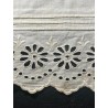 Tiraborda Vintage Blanca - Pieza Textil Artesanal con Bordado Calado