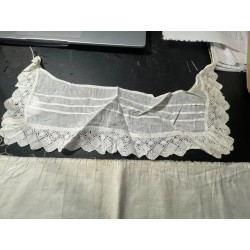 Tiraborda Vintage Blanca - Pieza Textil Artesanal con Bordado Calado