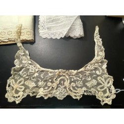 Tiraborda Vintage Blanca - Pieza Textil Artesanal con Bordado Calado