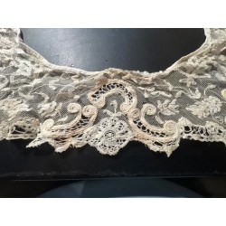 Tiraborda Vintage Blanca - Pieza Textil Artesanal con Bordado Calado