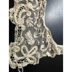 Tiraborda Vintage Blanca - Pieza Textil Artesanal con Bordado Calado