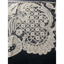 Encaje Duquesa Vintage - Pieza Textil Artesanal de Colección Histórica