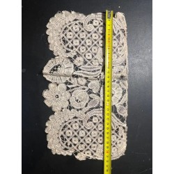Encaje Duquesa Vintage - Pieza Textil Artesanal de Colección Histórica