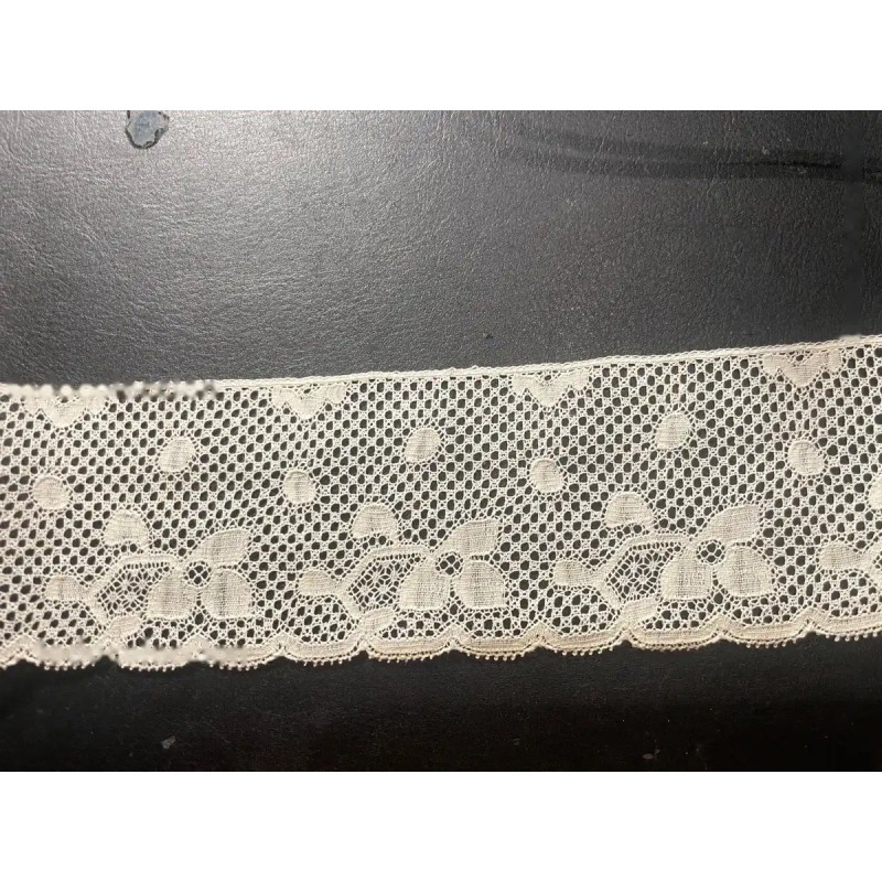 Encaje Vintage Delicado - Pieza Textil Artesanal de Colección Histórica Encaje Vintage Delicado - Pieza Textil Artesanal de Colección Histórica