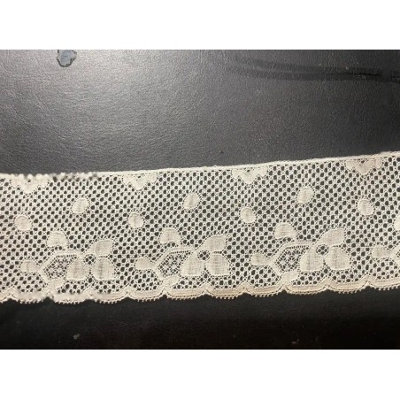 Encaje Vintage Delicado - Pieza Textil Artesanal de Colección Histórica