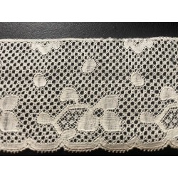Encaje Vintage Delicado - Pieza Textil Artesanal de Colección Histórica