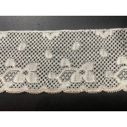 Encaje Vintage Delicado - Pieza Textil Artesanal de Colección Histórica