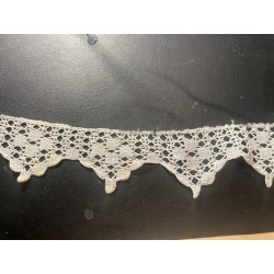 Encaje Vintage Delicado - Pieza Textil Artesanal de Colección Histórica