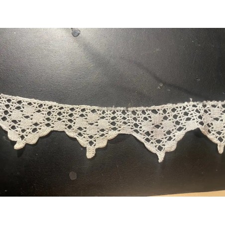 Encaje Vintage Delicado - Pieza Textil Artesanal de Colección Histórica