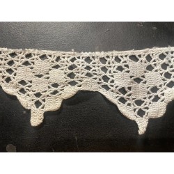 Encaje Vintage Delicado - Pieza Textil Artesanal de Colección Histórica