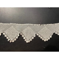 Encaje Vintage Delicado - Pieza Textil Artesanal de Colección Histórica