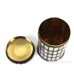 PAREJA DE CAJAS DE METAL DORADO CON INCRUSTACIONES DE NACAR.