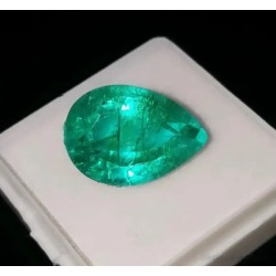 Esmeralda Natural Certificado 3.77CT - Gema verde Talla Pera AAA Premium