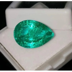 Esmeralda Natural Certificado 3.77CT - Gema verde Talla Pera AAA Premium