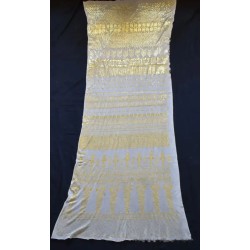 Chal de tul bordado con hojillas de oro, elegante diseño