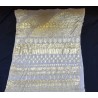 Chal de tul bordado con hojillas de oro, elegante diseño
